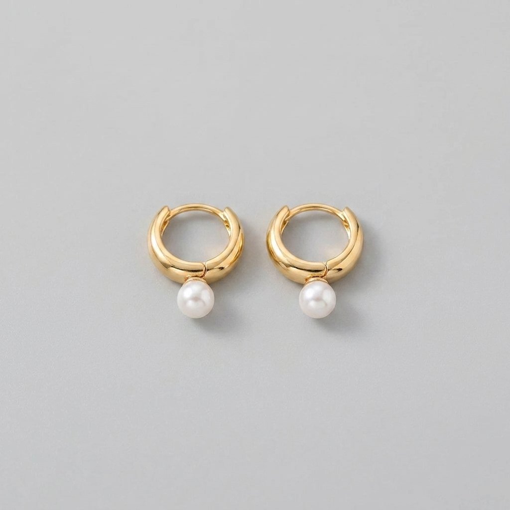Oralie | Small vintage earrings with a subtle shimmer