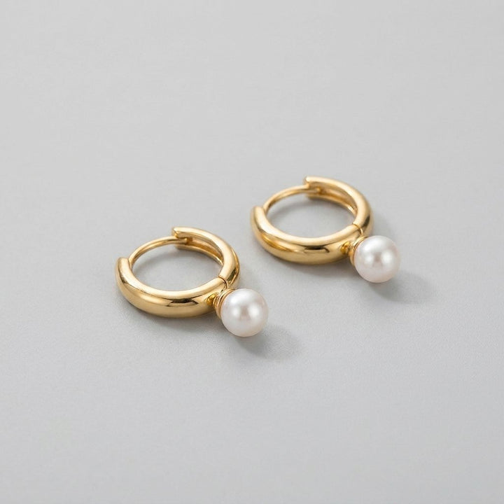 Oralie | Small vintage earrings with a subtle shimmer