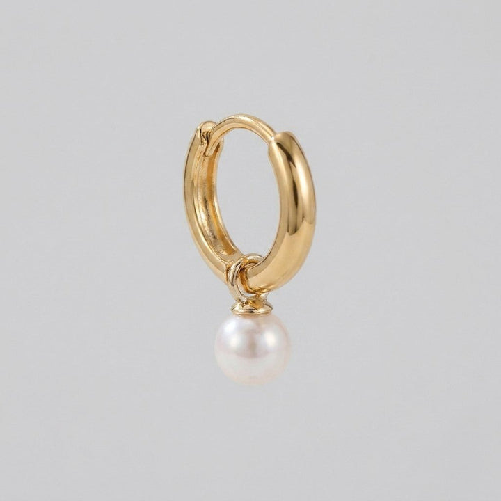 Oralie | Small vintage earrings with a subtle shimmer