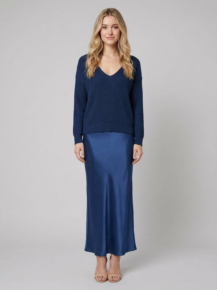 Satin Elegance set navy blue on blonde model